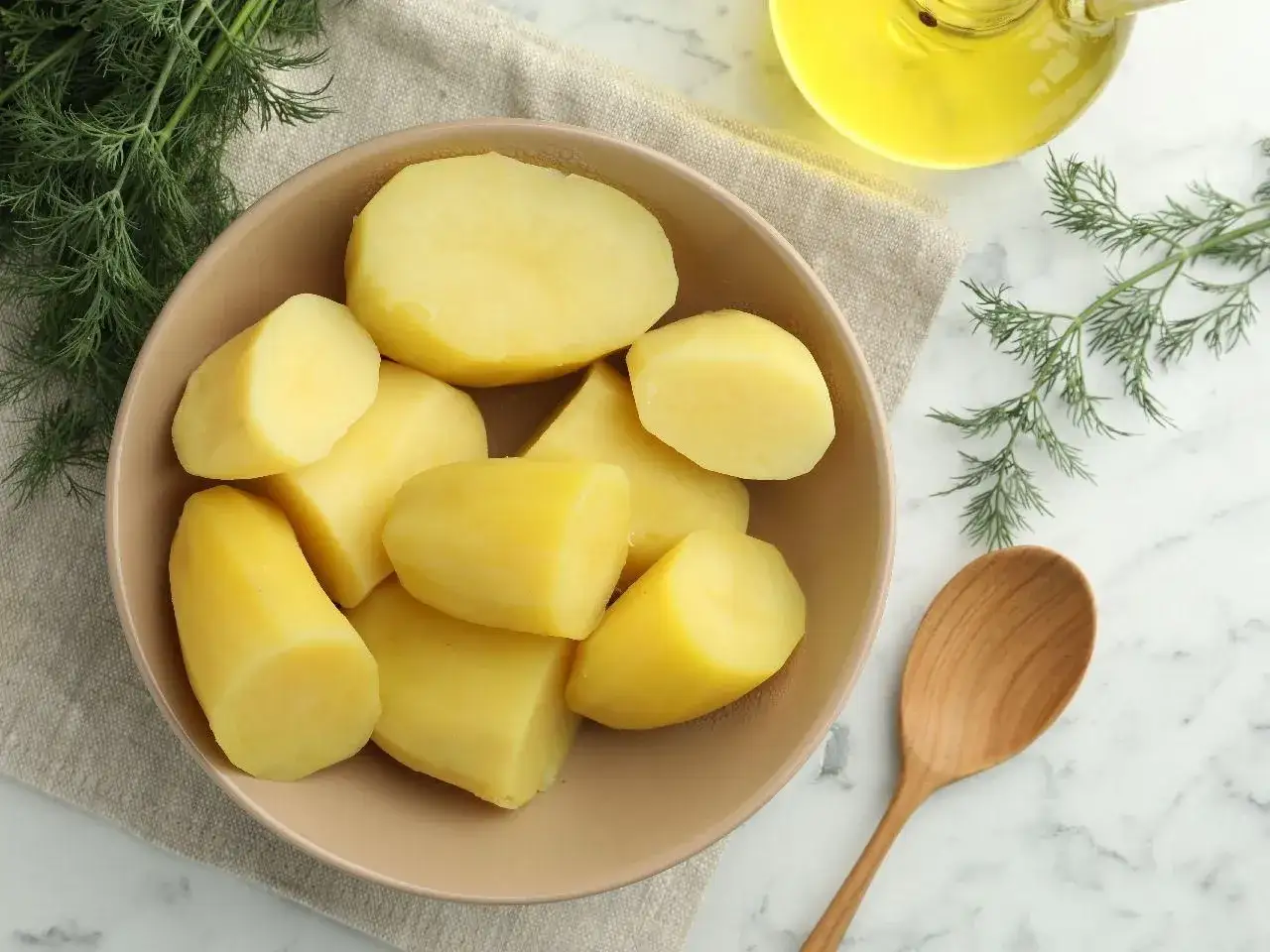 Gotujesz ziemniaki? Oto pomysł, co zrobić z obranymi ziemniakami: podaj je z koperkiem i oliwą.