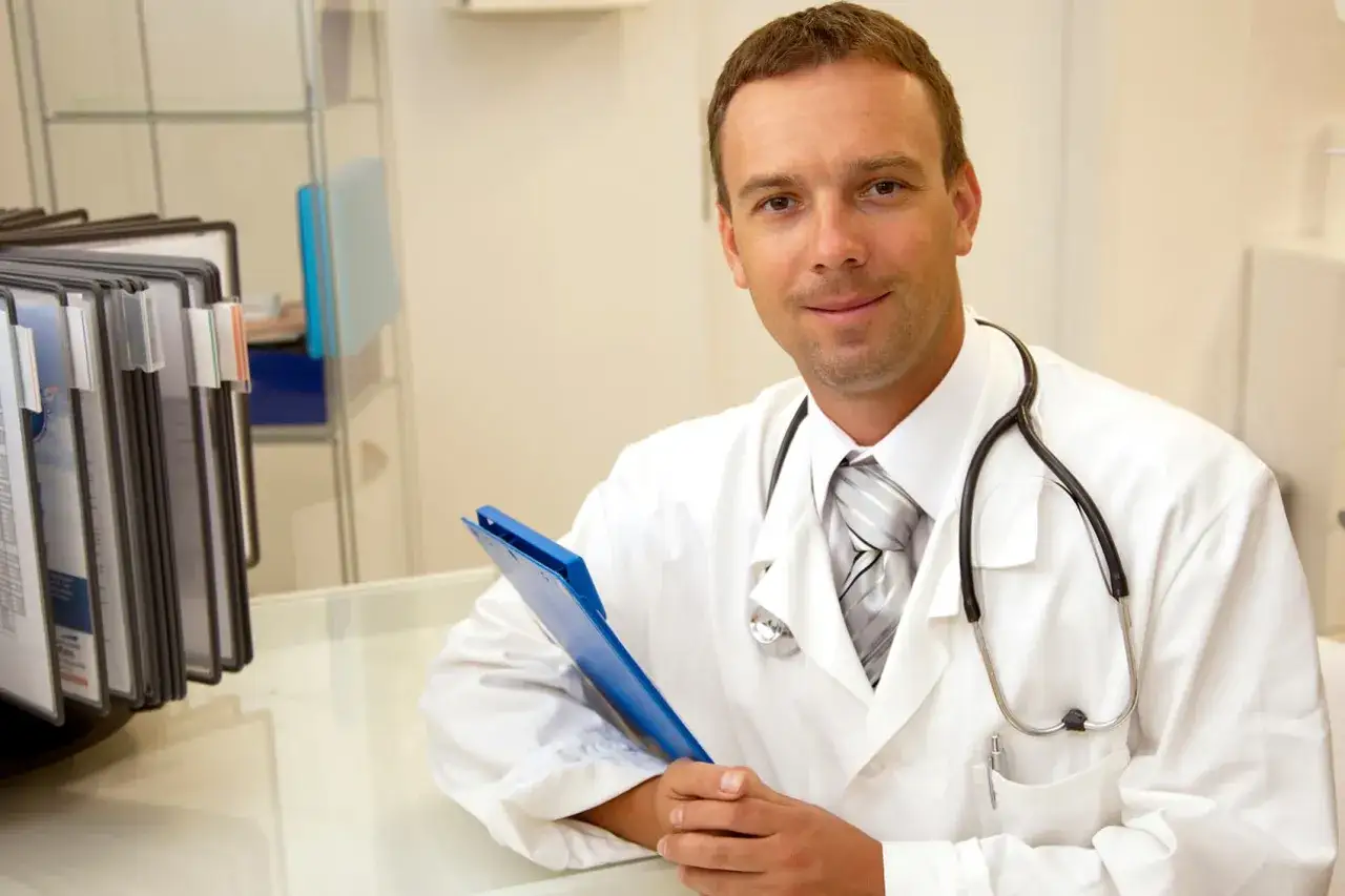 Lekarz rozmawia z pacjentem o wynikach badań