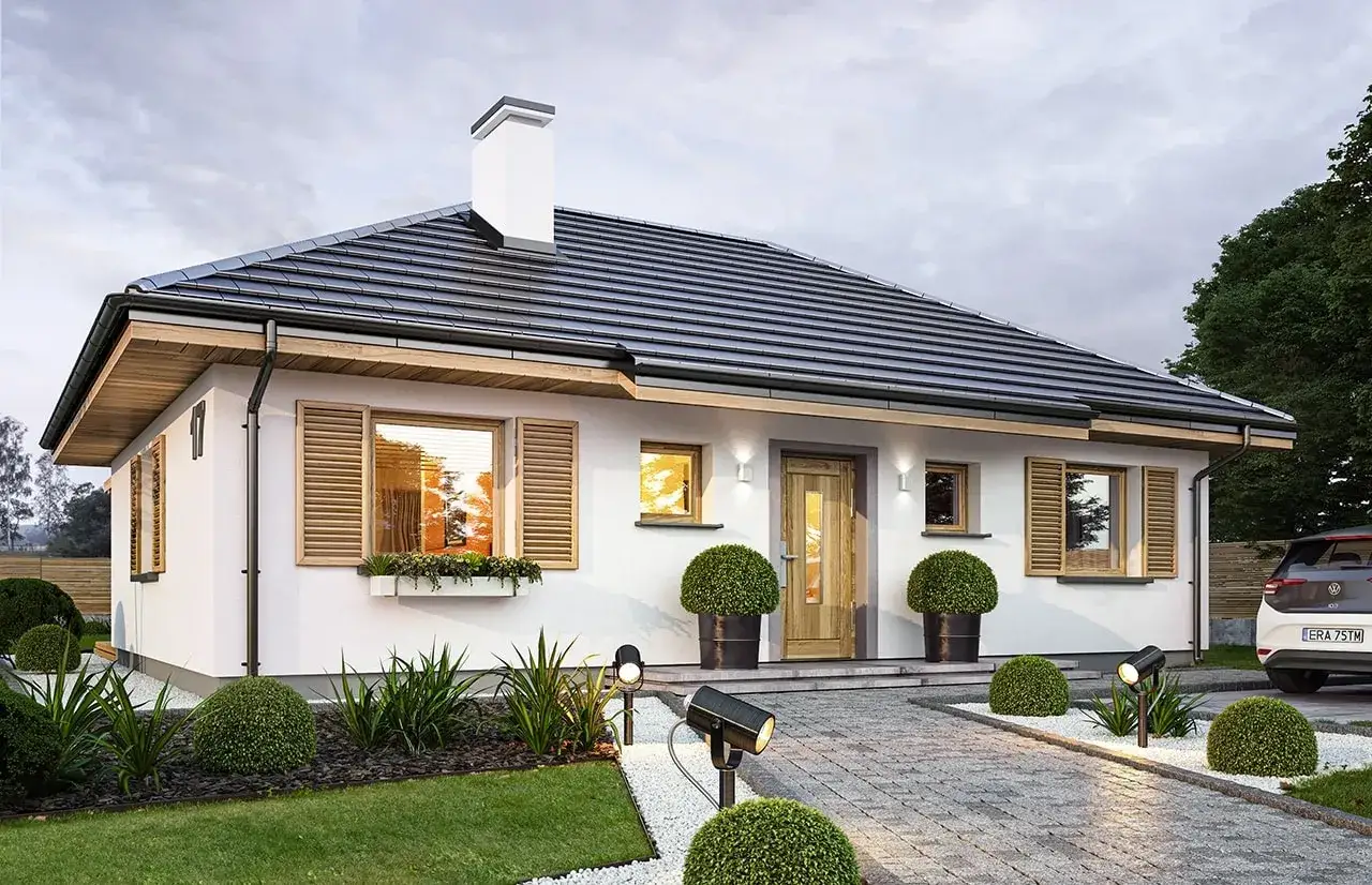 Nowoczesny dom z okiennicami, zadbanym ogrodem i podjazdem.