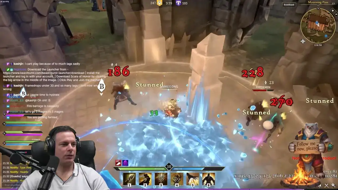 Gracz w grze typu co to mmorpg, walczy z przeciwnikami, którzy są ogłuszeni. Widać interfejs gry i czat.