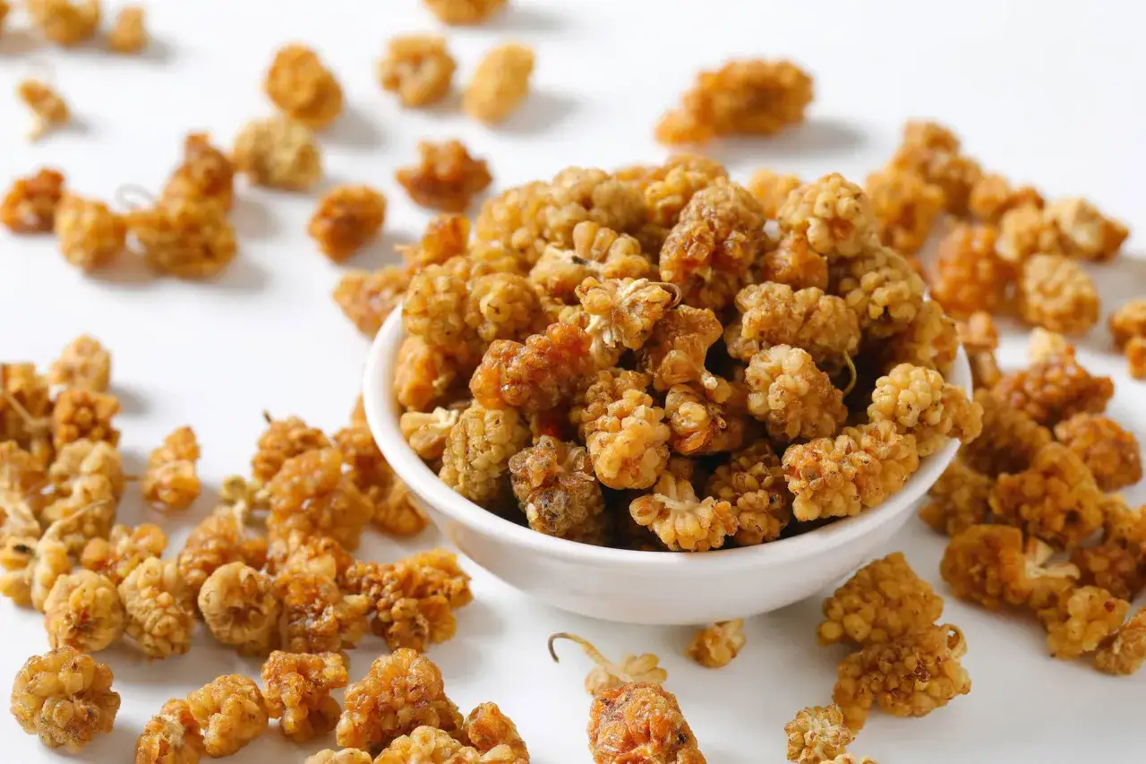 Suszone owoce morwy białej, które mogą wspierać prawidłowe funkcjonowanie tarczycy.