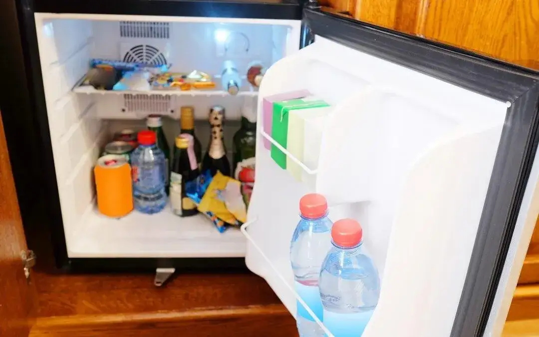 hotelowy minibar z cennikiem