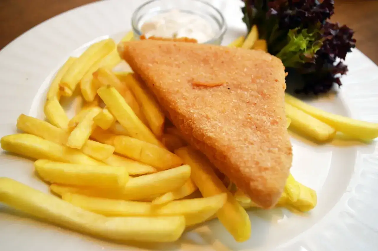 Idealne co na obiad w Wielką Sobotę: panierowany serek z frytkami i sosem. Pyszne i sycące danie.