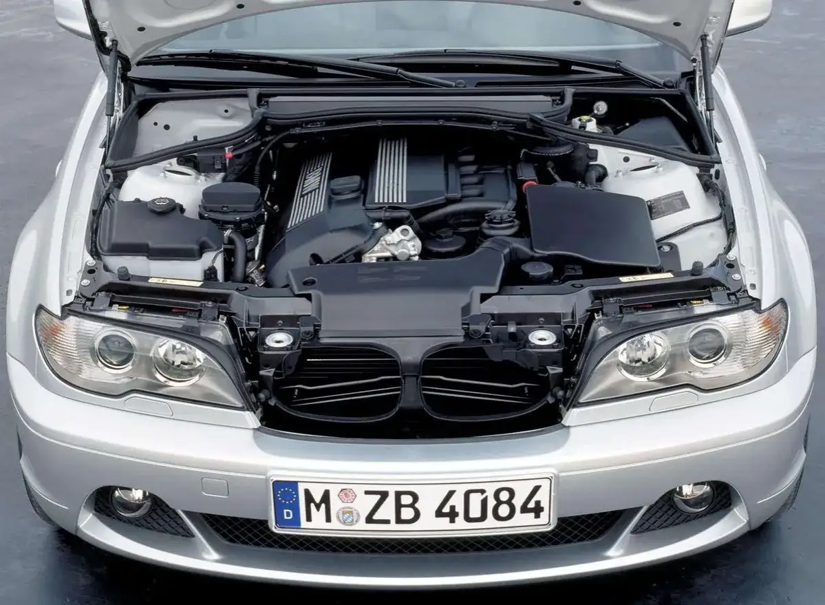 Srebrne BMW E46 Lift z otwartą maską, ukazujące silnik. Klasyka motoryzacji w pełnej krasie.
