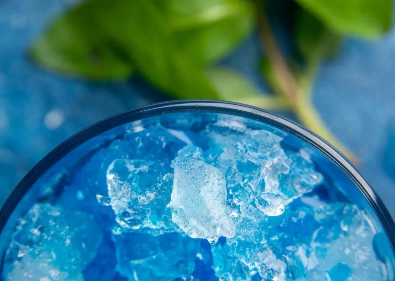 Niebieski gin z tonikiem i Blue Curaçao w szklance
