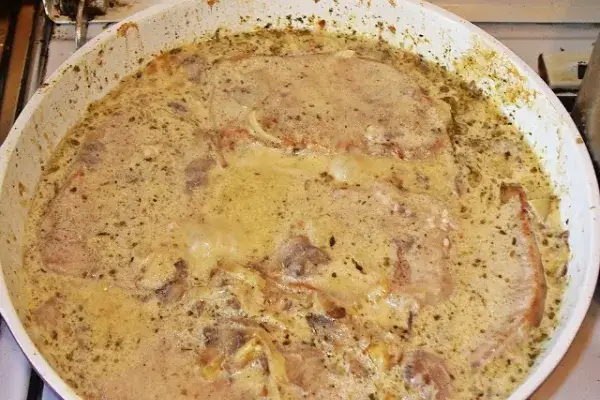 zwarzona śmietana w sosie i gładki sos