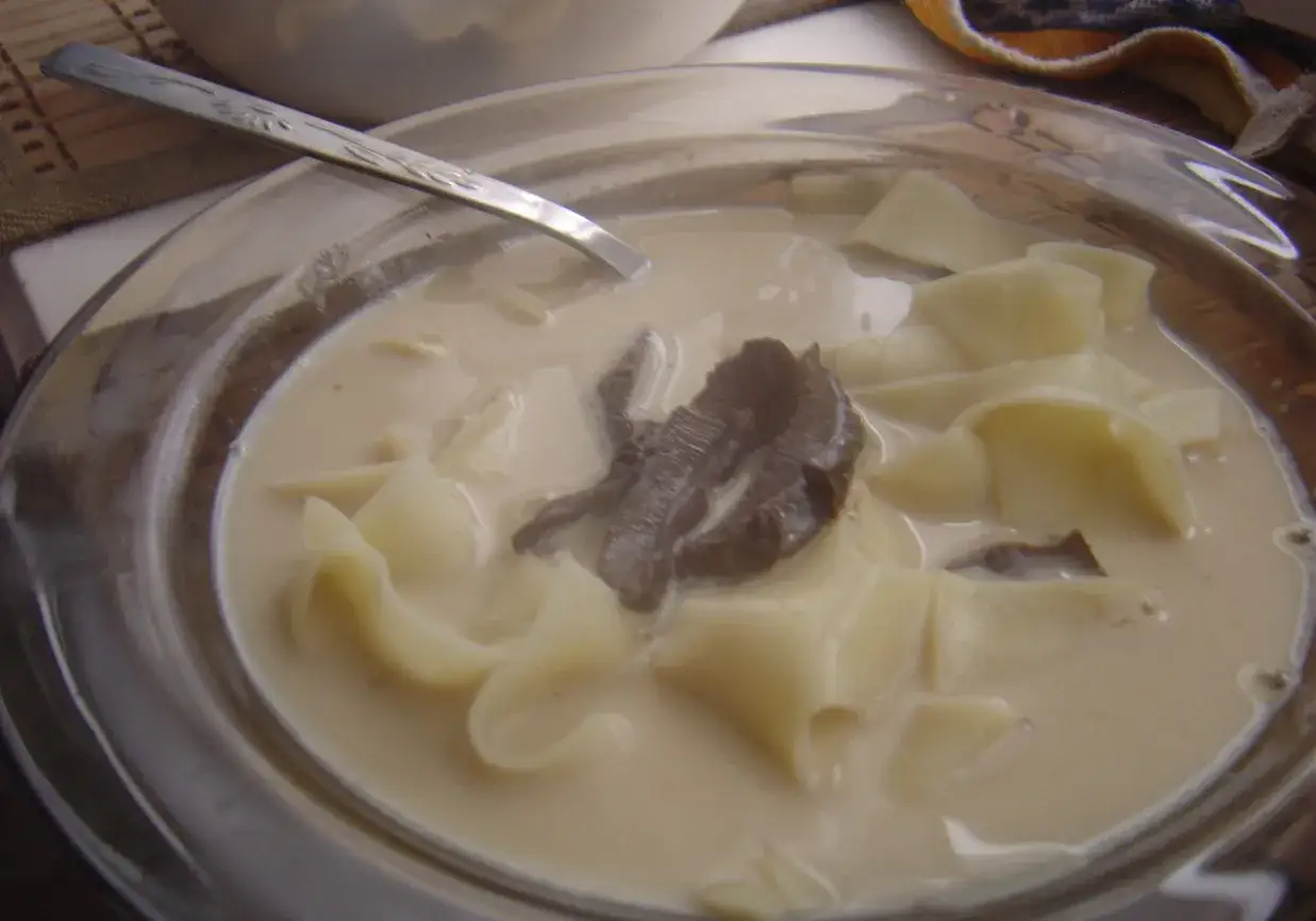 Zupa grzybowa z suszonych grzyb&oacute;w na talerzu