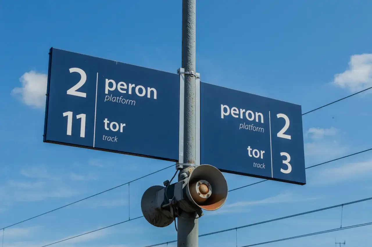 peron kolejowy tory różnica