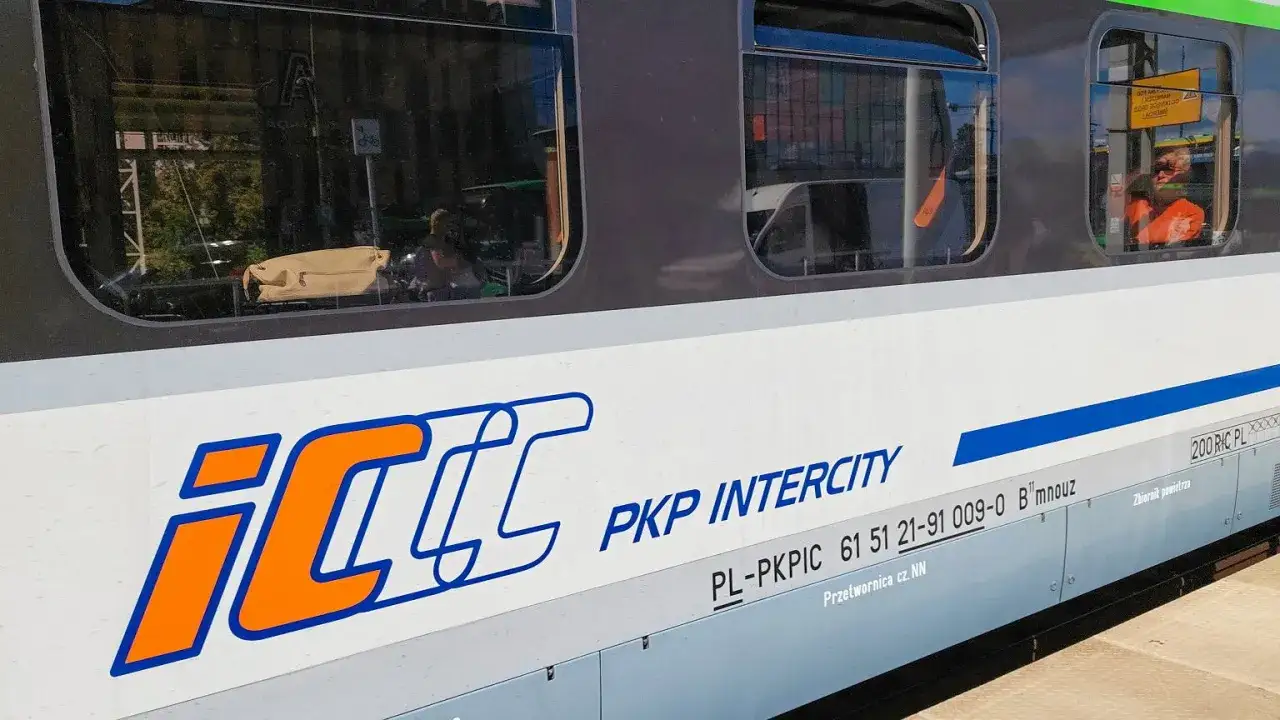 Pociąg PKP Intercity z Lublina do Warszawy. W oknie widać bagaż i pasażera.