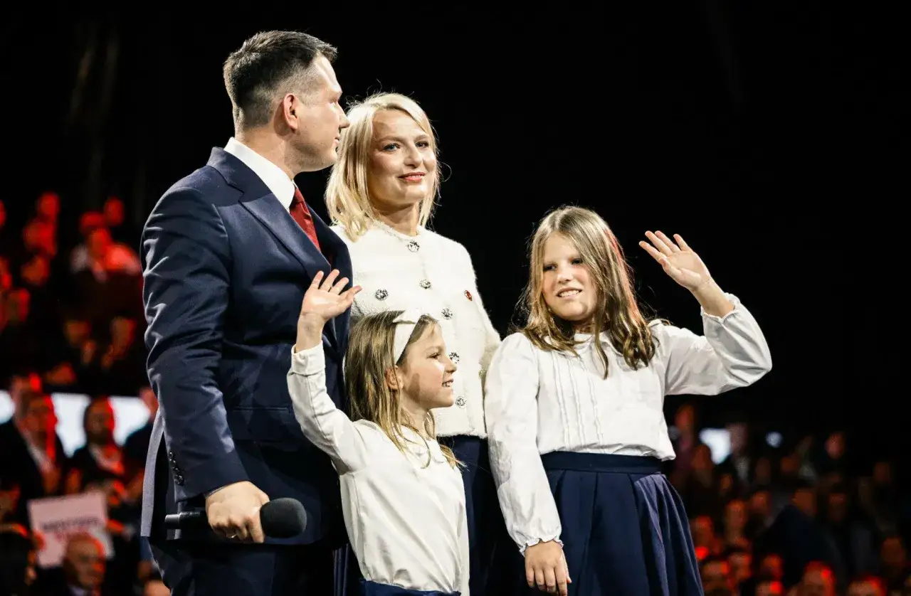 Rodzina Mentzenów: tata z mikrofonem, mama i dwie córki machają do publiczności.