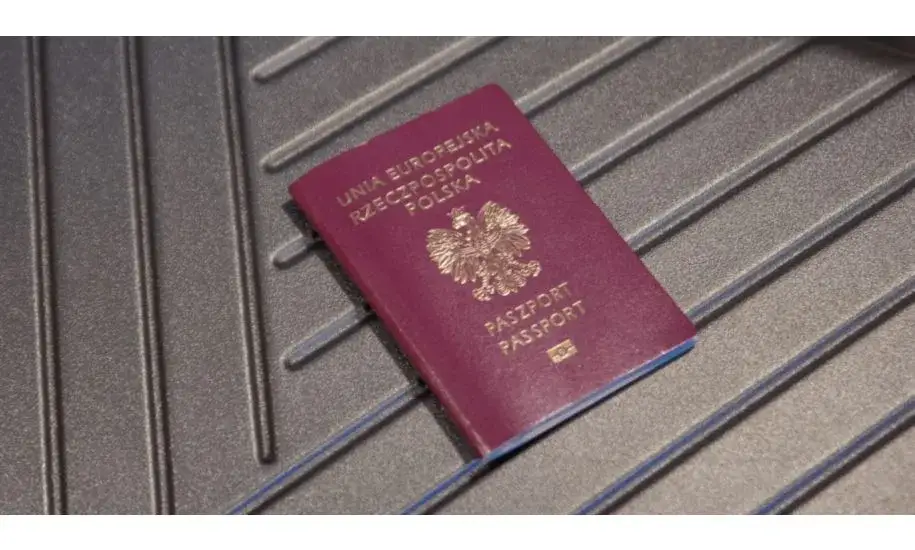 osoba sprawdzająca datę ważności paszportu przed podróżą