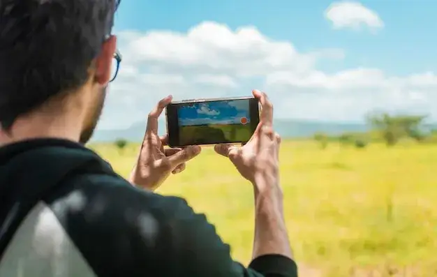 osoba z telefonem na tle zagranicznego krajobrazu