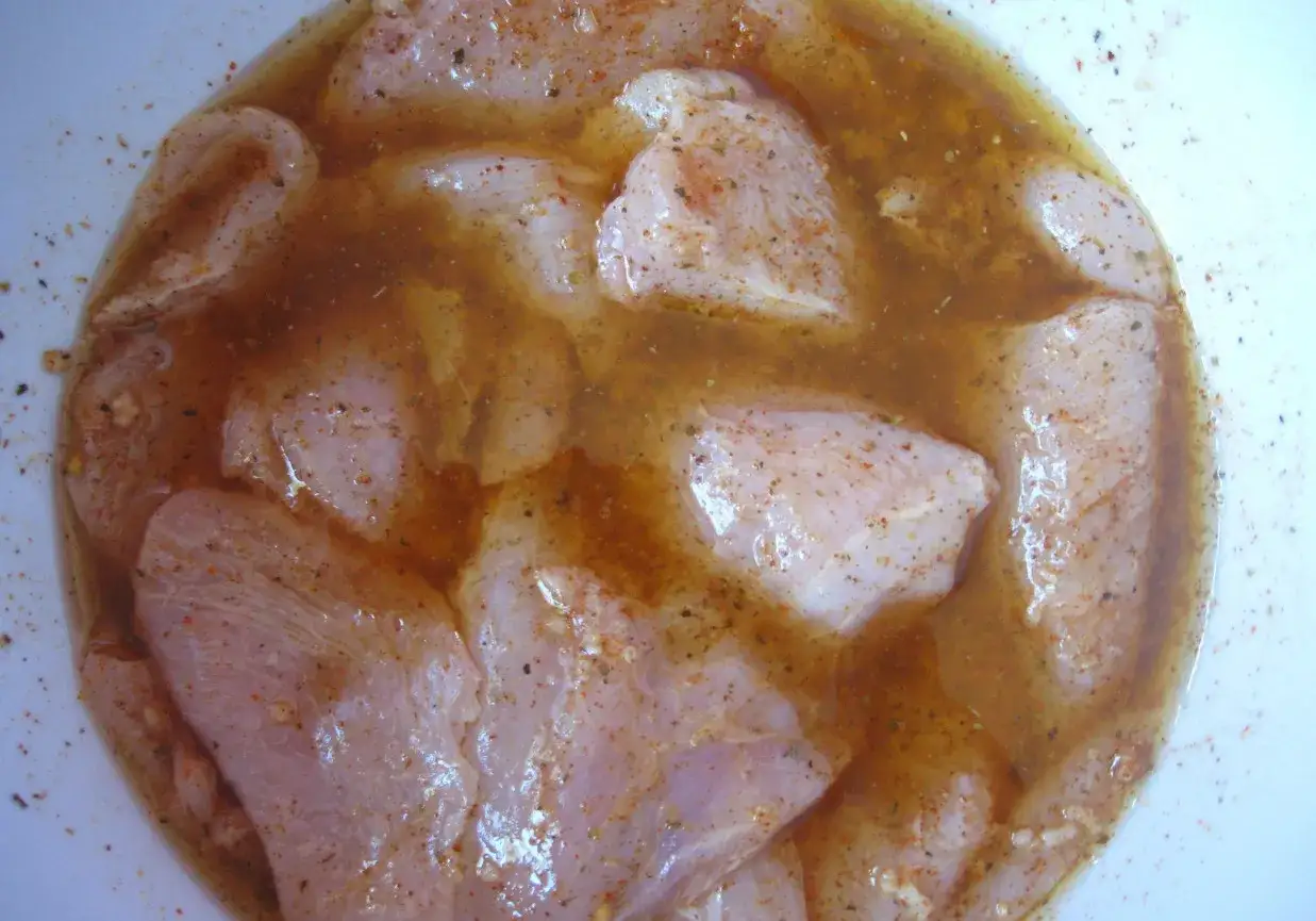 Kawałki kurczaka w aromatycznej marynacie na grilla, pełnej przypraw.