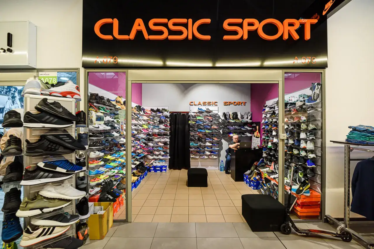 Wnętrze warszawskiego sklepu Classic Sport, pełne kolorowych butów sportowych. Czy to legit miejsce na zakupy?