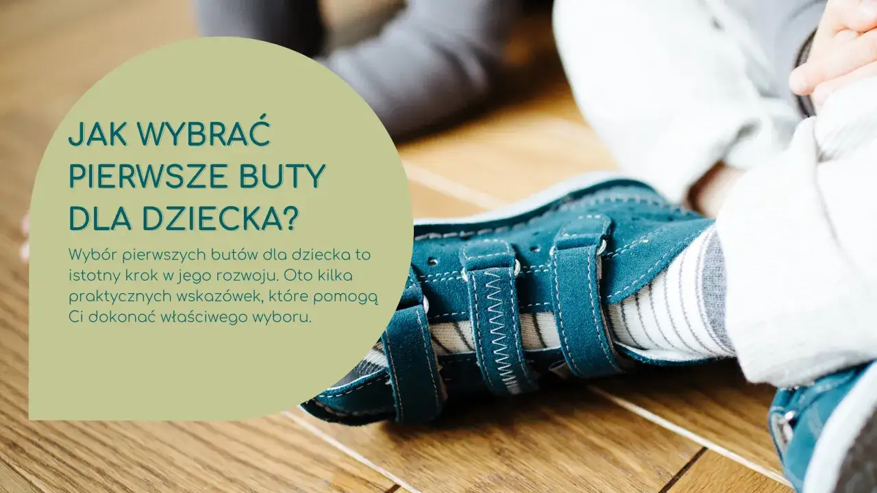 Niebieskie, pierwsze buty dla dziecka z rzepami, na drewnianej podłodze. Tekst: 