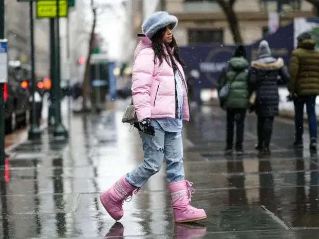 Moon Boot stylizacje ze spodniami