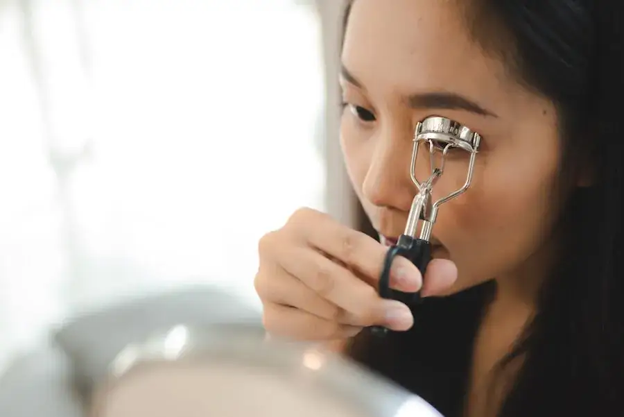 uszkodzone rzęsy przedłużanie zalotka