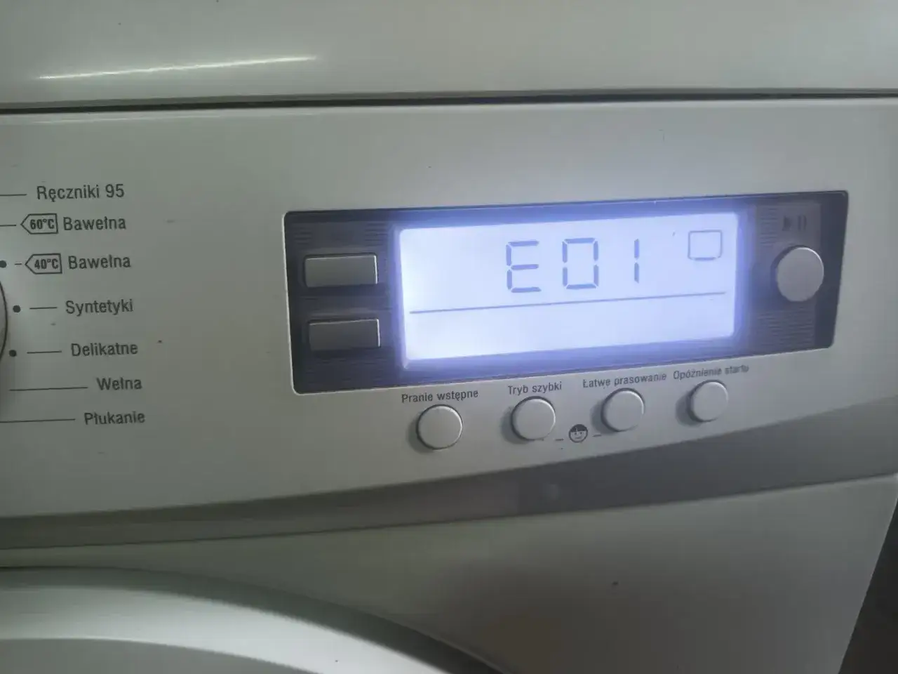Wyświetlacz pralki Candy pokazuje błąd E01. Aby zrobić reset pralki Candy, spróbuj odłączyć ją od prądu na kilka minut.