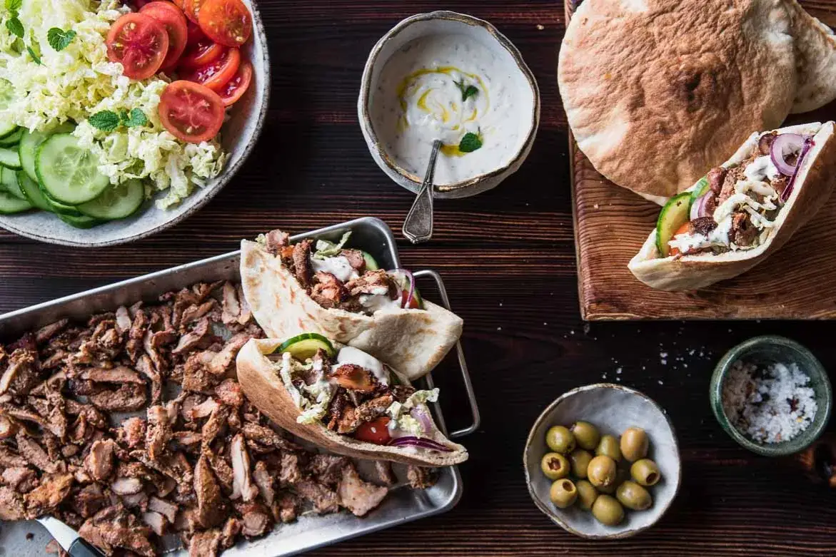 r&oacute;żne rodzaje mięsa na kebab grill