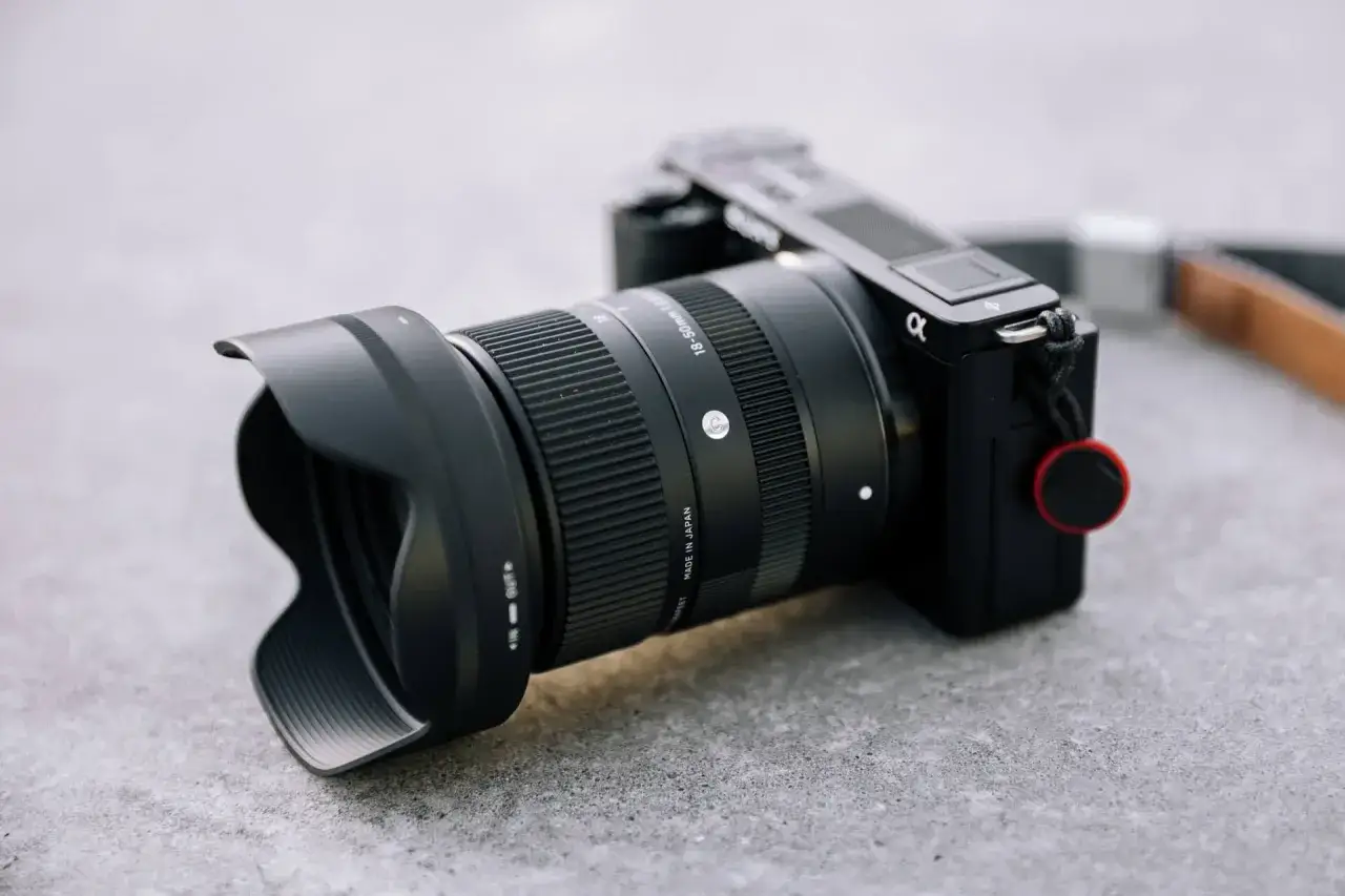 Aparat Sony A6xxx z obiektywem Sigma 18-50mm f2.8 lub Tamron 17-70mm f2.8