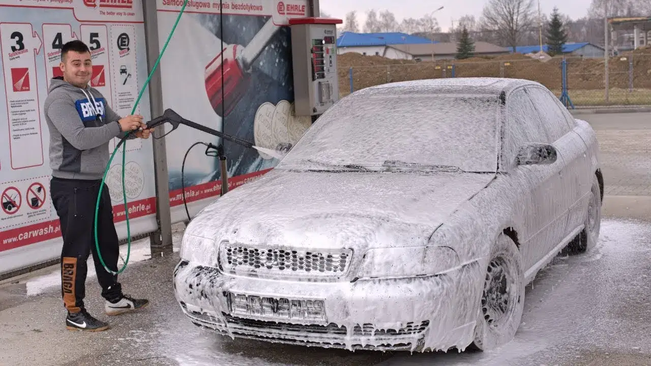 Samochód na myjni bezdotykowej z pianą