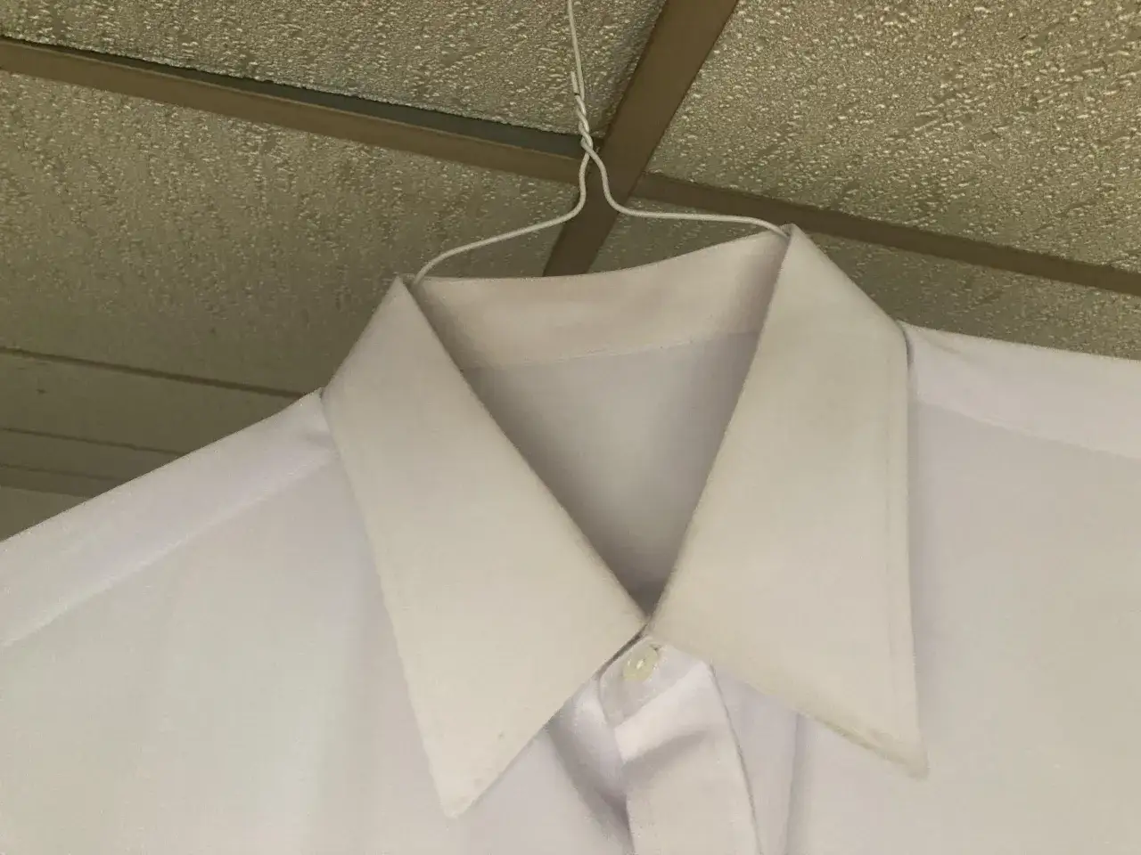 Błędy w prasowaniu koszul, przypalona koszula