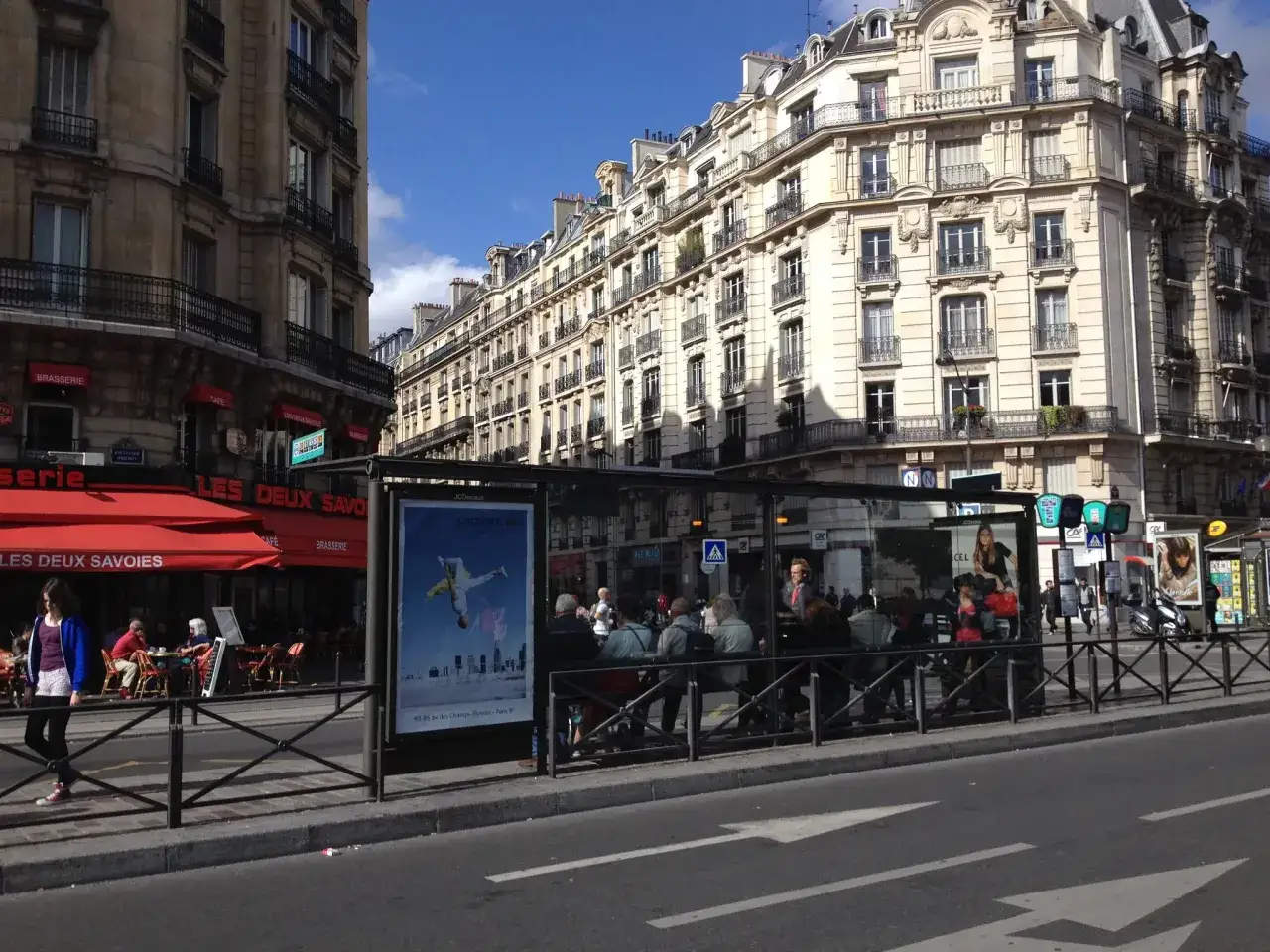 Ulica w 12 dzielnicy Paryża z kawiarnią i przystankiem autobusowym.