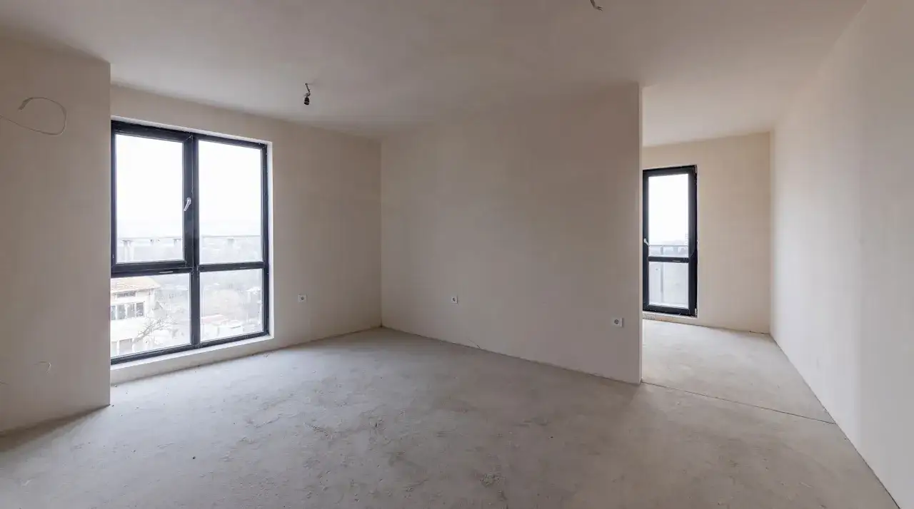 Puste pomieszczenie w stanie deweloperskim: wylewka, tynki, okna, gniazdka. Gotowe do wykończenia.