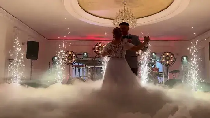 ciężki dym na pierwszy taniec i dekoracja światłem na weselu