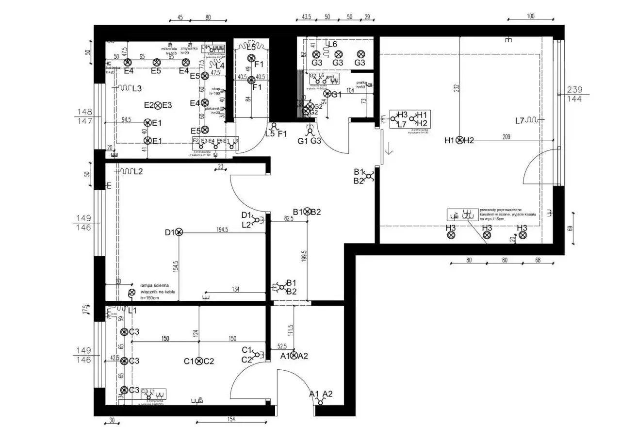 Rzut mieszkania w bloku z zaznaczonymi punktami elektrycznymi, gniazdkami i oświetleniem. Widoczne są pomieszczenia: kuchnia, łazienka, pokoje.