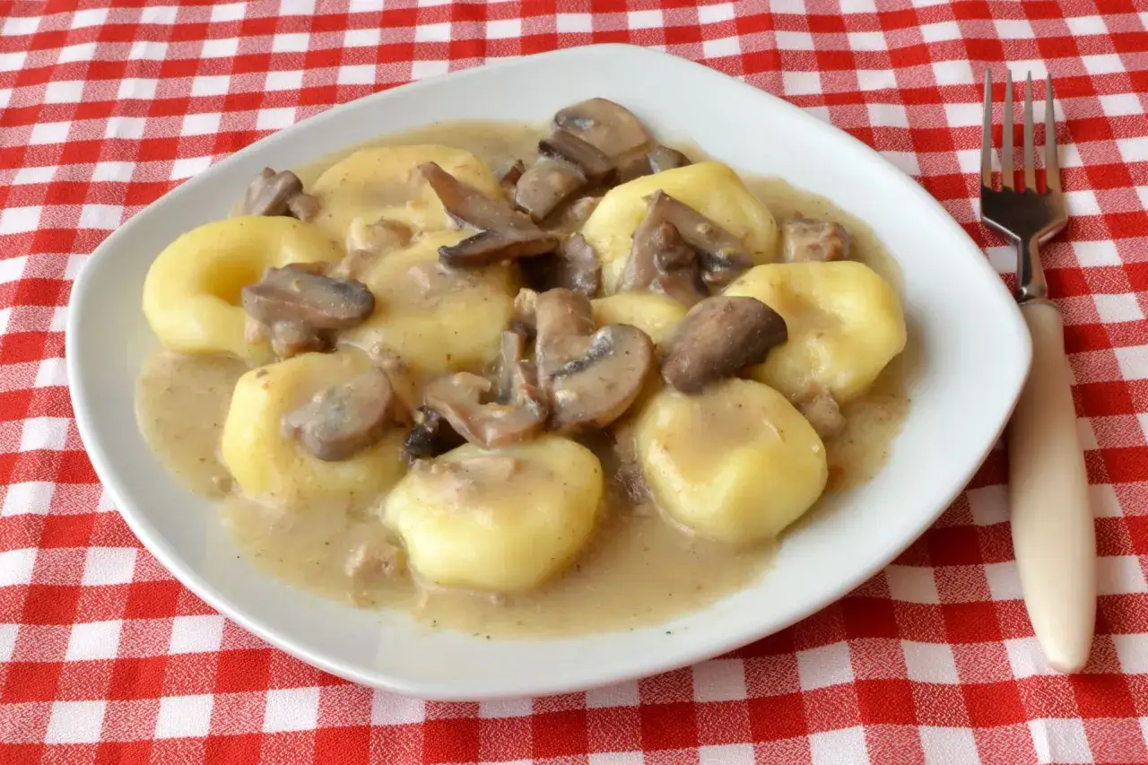 mrożone grzyby leśne w misce