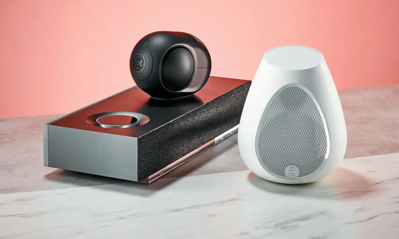 Nowoczesne głośniki i wzmacniacz tworzą stylowy zestaw audio. Idealny do każdego magazynu hi-fi.