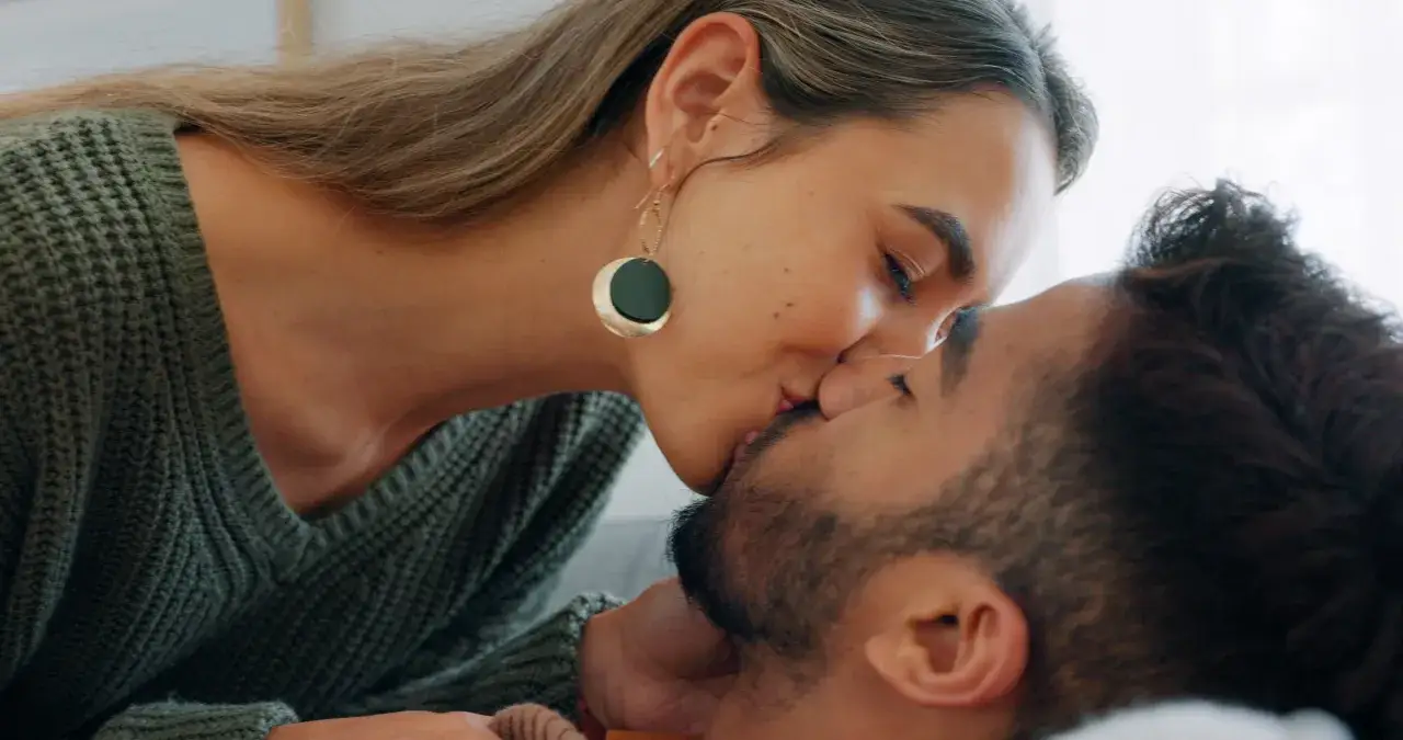 Zdjęcie Co oznacza sen o pocałunku w usta? Odkryj emocjonalne znaczenie