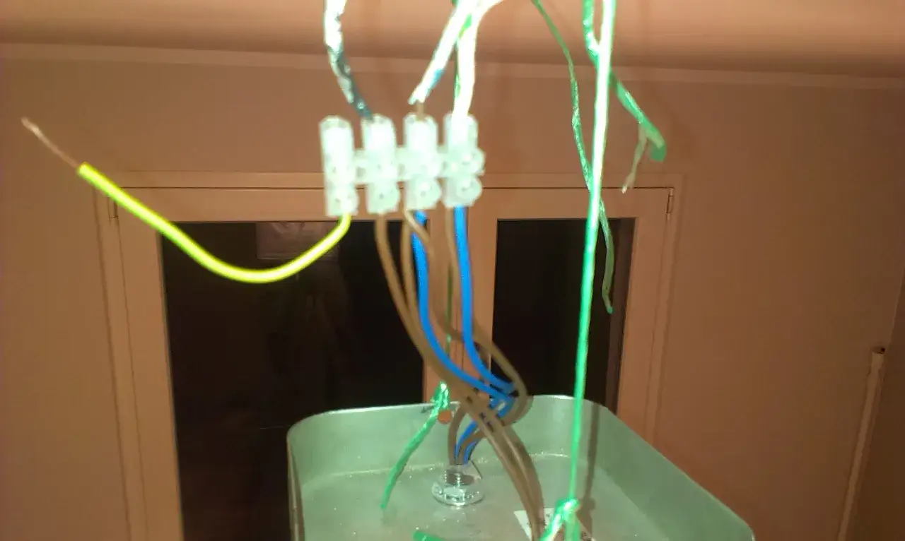 Zdjęcie Jak podłączyć żyrandol na 4 żarówki z 3 kablami w suficie bez błędów