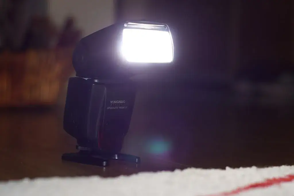 Zdjęcie Jak podłączyć zewnętrzną lampę błyskową bez błędów i problemów – krok po kroku