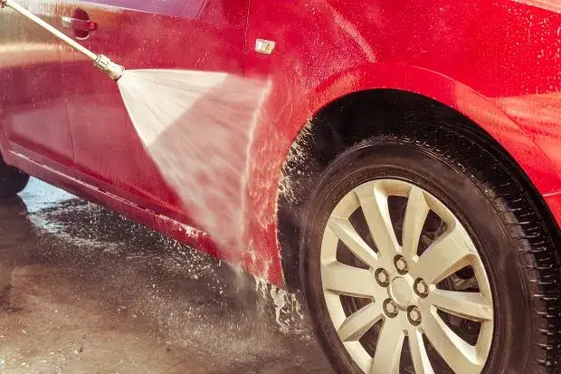 Zdjęcie Jak działa myjnia bezdotykowa i dlaczego warto z niej korzystać?