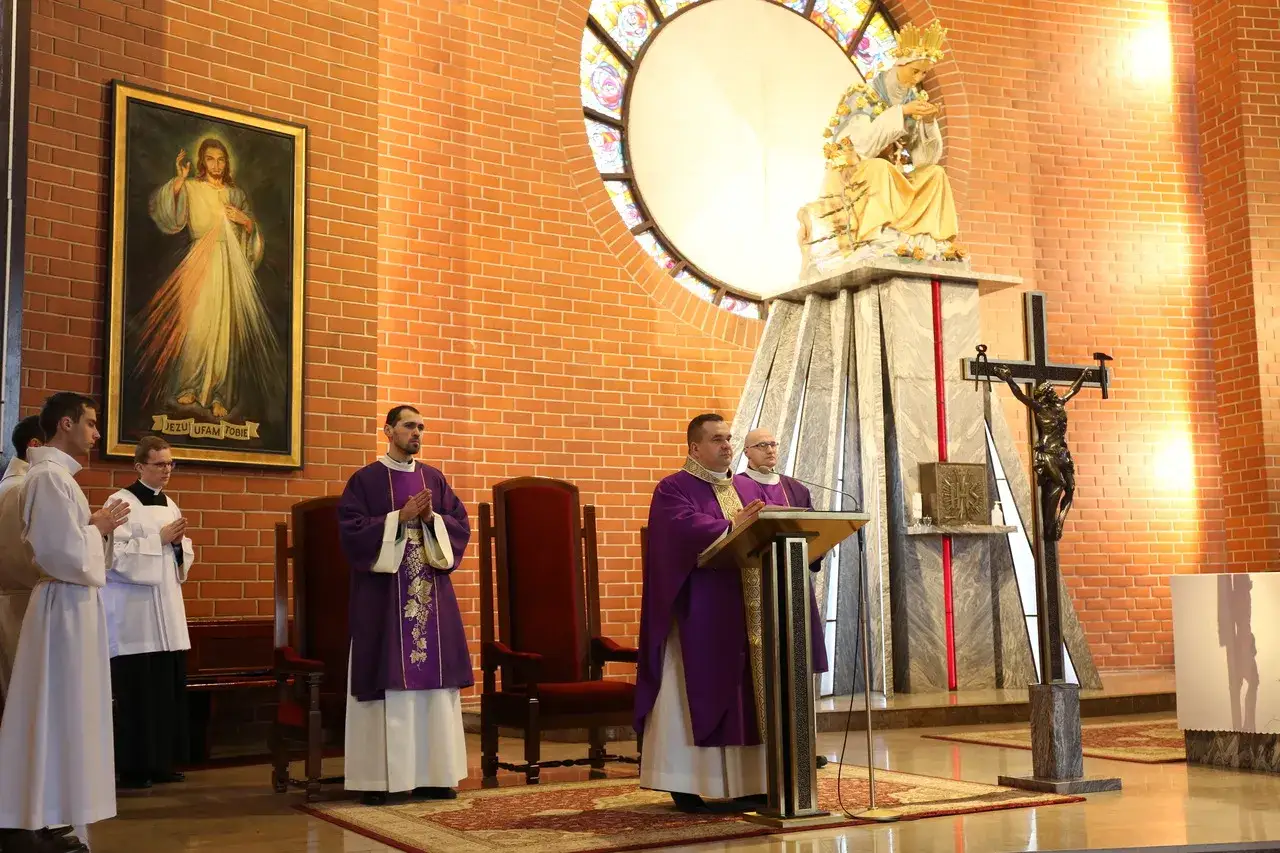 Zdjęcie Kto to jest lektor w kościele i jakie ma kluczowe zadania?