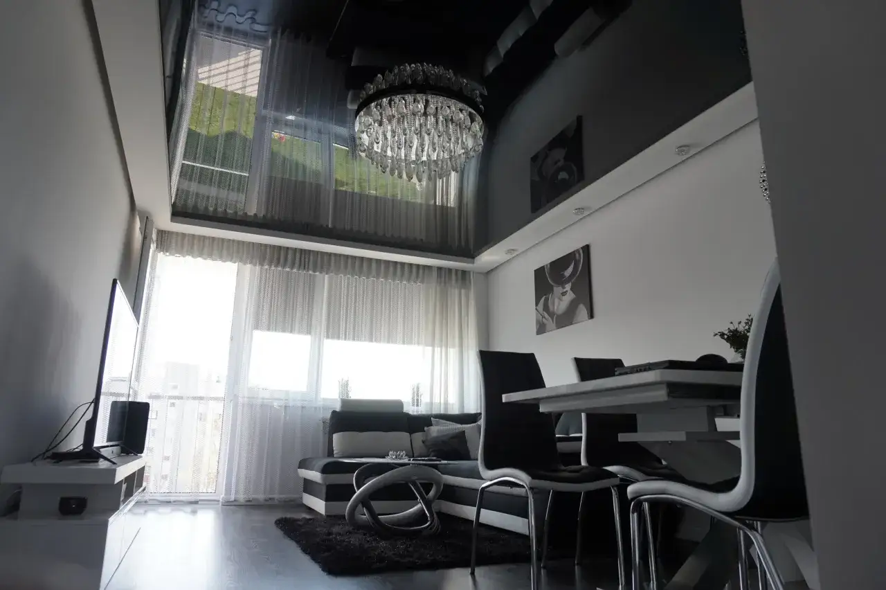 Zdjęcie Czarny napinany sufit: nowoczesna elegancja w Twoim wnętrzu