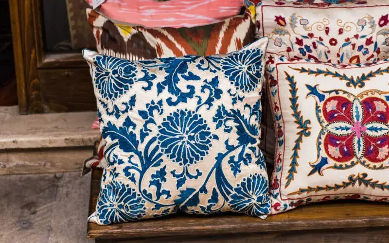 Zdjęcie Jak uszyć poduszkę dekoracyjną - proste kroki i praktyczne porady