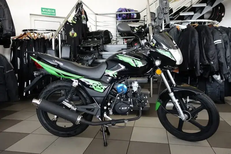 Zdjęcie Czy motorower jest pojazdem silnikowym? Poznaj ważne przepisy prawne