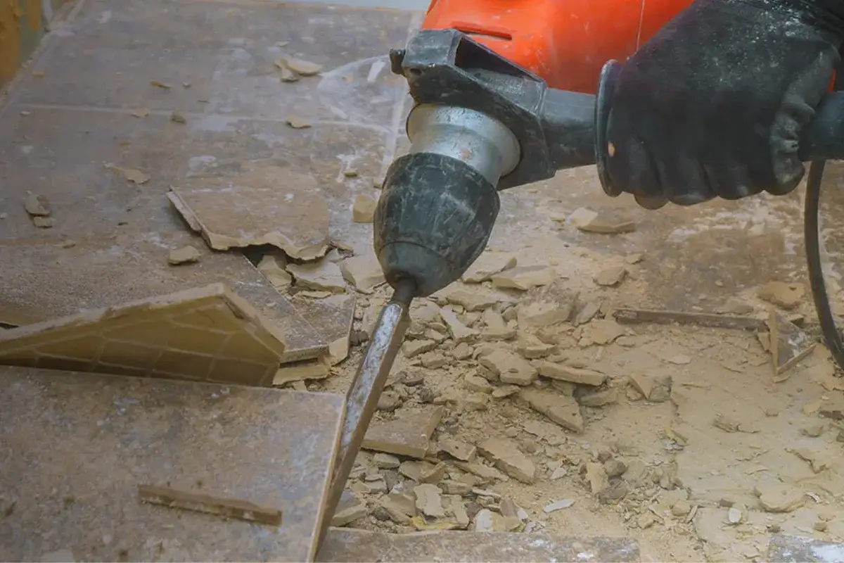 Zdjęcie Jak skuć kafelki z podłogi bez uszkadzania podłoża - sprawdzone metody