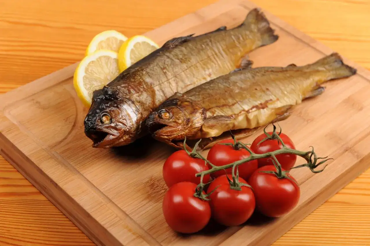 Zdjęcie Jak bezpiecznie przewieźć wędzone ryby znad morza bez utraty świeżości