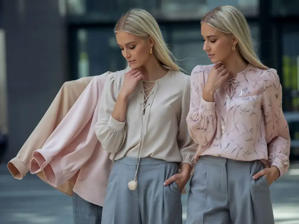 Zdjęcie Jak ładnie zawiązać kokardę na bluzce, by wyglądać elegancko