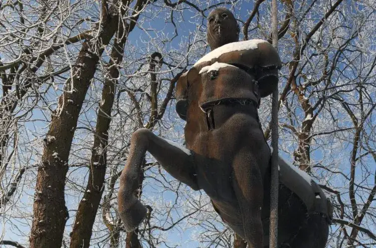 Zdjęcie Asklepios Mitoraj: znaczenie rzeźby i jej wpływ na sztukę współczesną