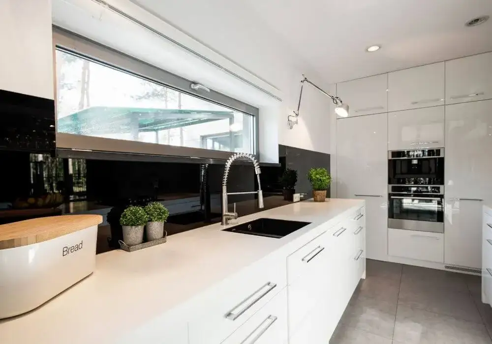 Zdjęcie Czym myć lakierowane szafki w kuchni, aby uniknąć zarysowań?