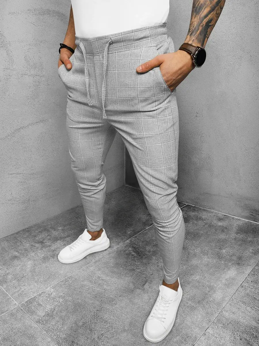 Zdjęcie Szare spodnie w kratę: 10 stylizacji dla mężczyzn na każdą okazję