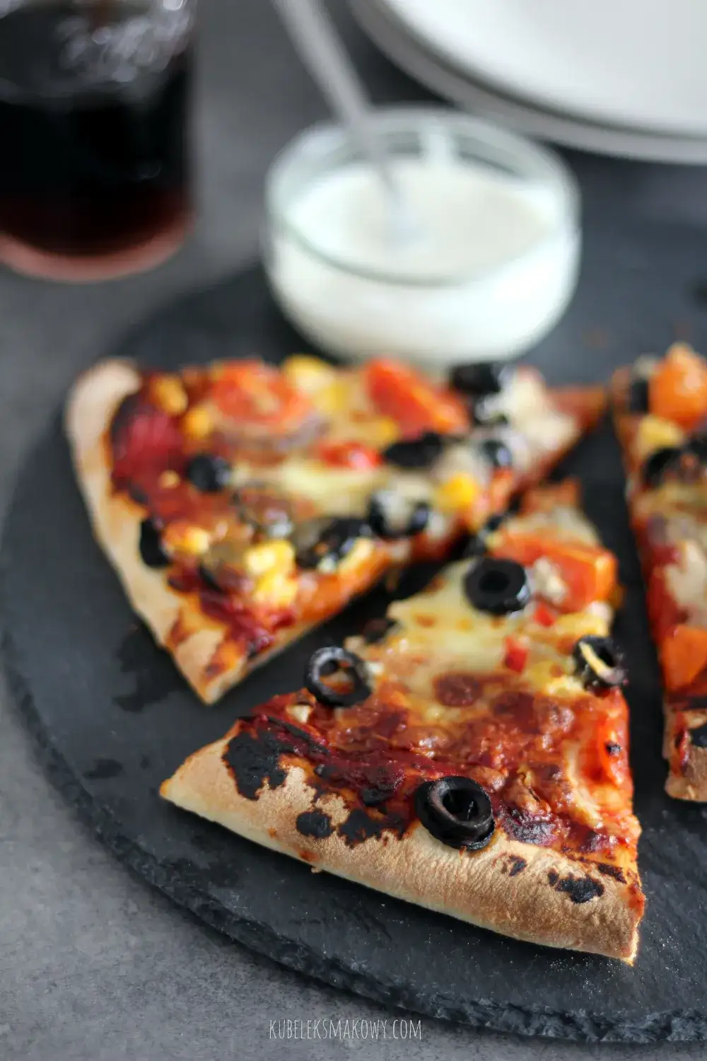 Zdjęcie Ile piec pizze na kamieniu? Odkryj idealny czas pieczenia dla każdej grubości ciasta