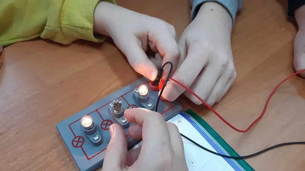 Zdjęcie Jak płynie prąd? Zrozumienie ruchu ładunków elektrycznych w praktyce