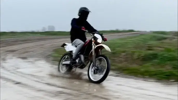 Zdjęcie Husqvarna WRE 125 – mocny motocykl dual sport dla każdego terenu