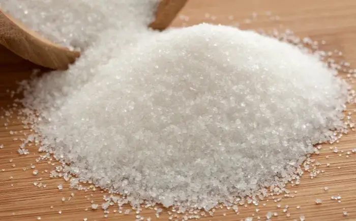 Zdjęcie Peeling solny czy cukrowy - który lepiej zadba o Twoją skórę?